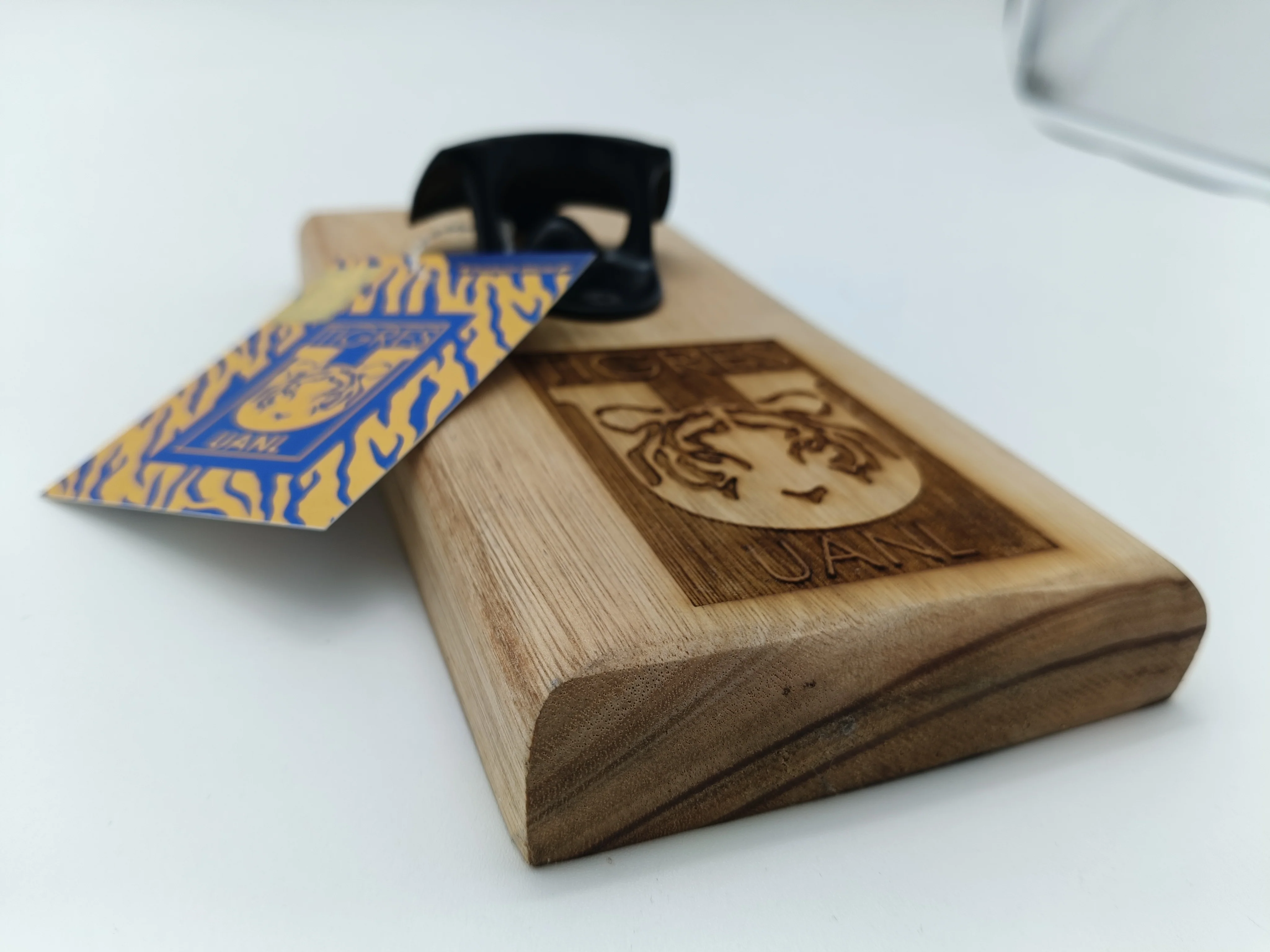 80830 DESTAPADOR ESCUDO TIGRES DE MADERA - Image 2