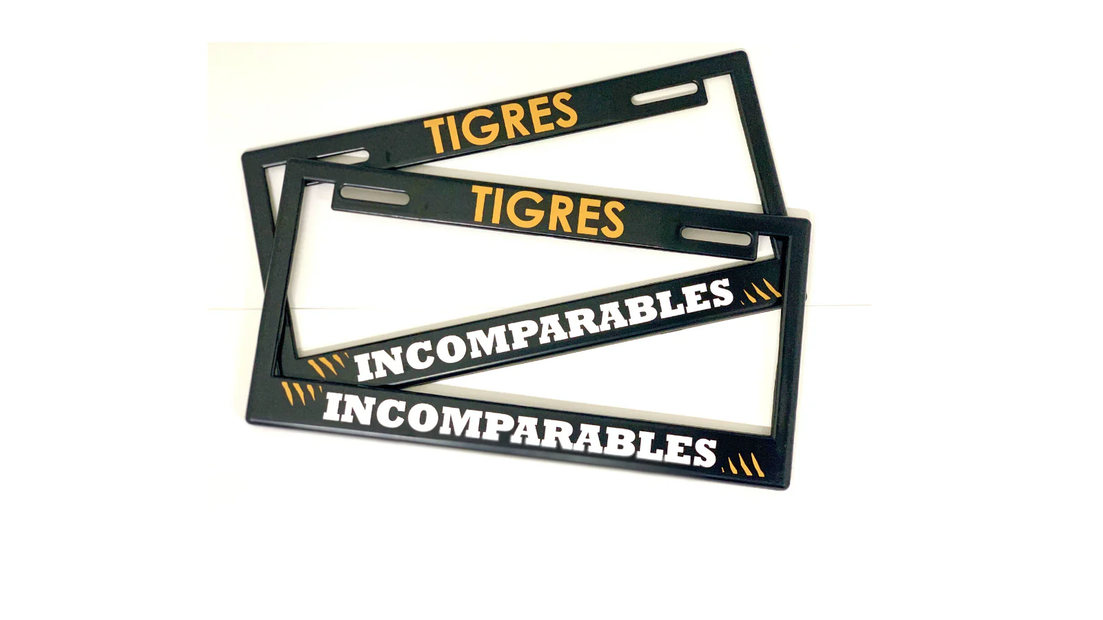 TIT5406 PAR DE PORTAPLACAS PARA CARRO TIGRES